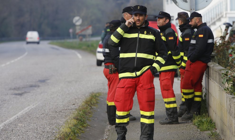 LABORES DE EXTINCIÓN DEL INCENDIO FORESTAL EN LA LOCALIDAD ASTURIANA DE SOTO DE LOS INFANTES, CONCEJO DE SALAS, GIJÓN. Damián Arienza Europa Press