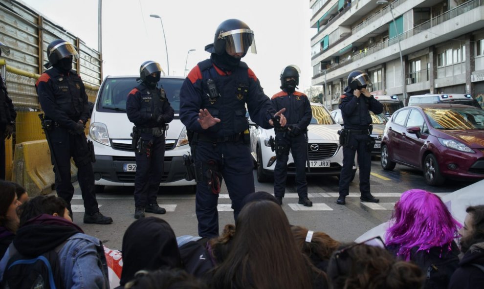 En Barcelona a partir de las 7 de la mañana se han producido los primeros cortes de calles en motivo de la huelga feministA.- JOEL KASHILA