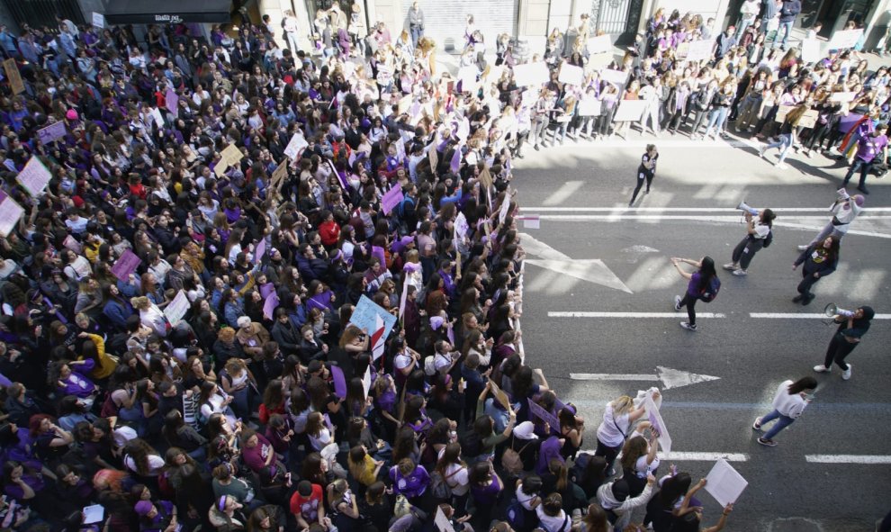 La movilización feminista a su por el centro de Barcelona.- JOEL KASHILA