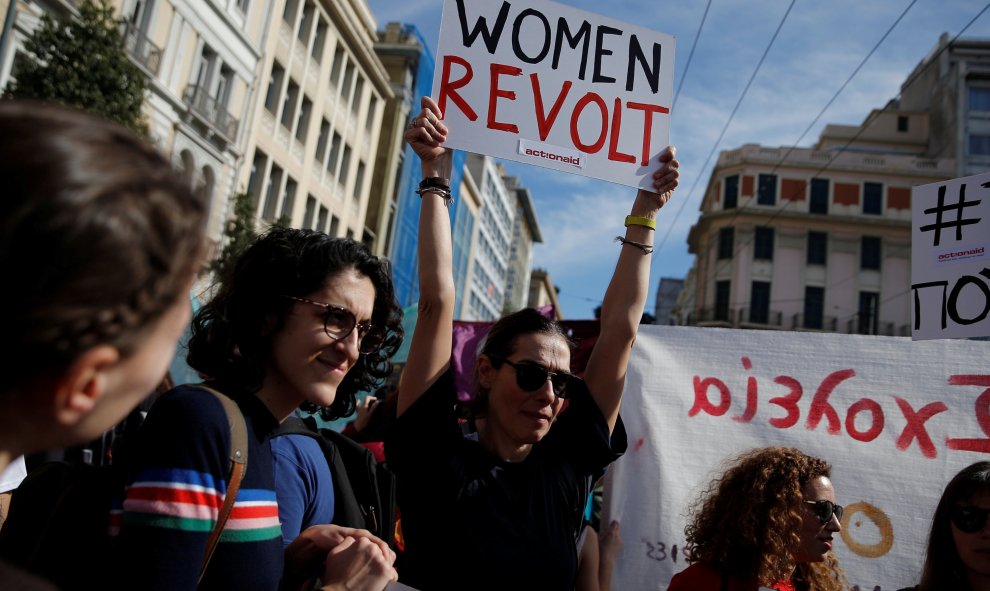 Una mujer sostiene una pancarta durante la marcha por el Día Internacional de la Mujer en Atenas, Grecia. REUTERS/Costas Baltas