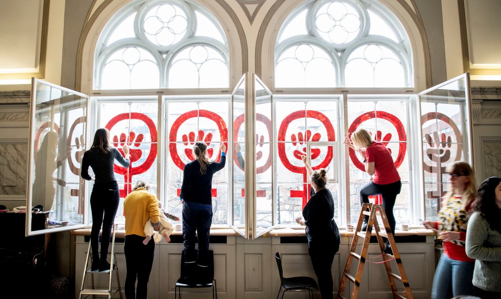 El símbolo feminista es pintado en un ventanal de la Danner Foundation's house en Copenhague Ritzau Scanpix/Nils Meilvang./REUTERS