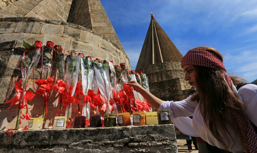 Una mujer yazidista participa en una ceremonia en el templo de Lilash para conmemorar la muerte de una mujer que fue asesinada por militantes del ISIS, en el norte de Irak. REUTERS/Ari Jalal