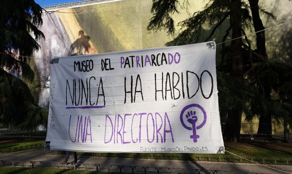 Una de las pancartas que se ha podido ver esta jornada de reivindicación feminista frente al Museo del Prado.- FERMÍN GRODIRA