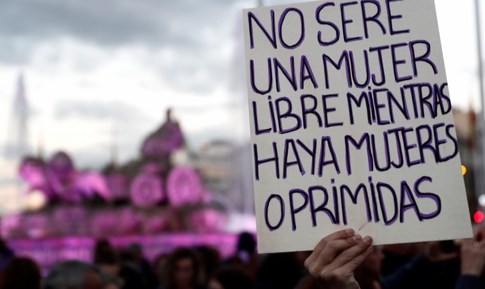 Una mujer muestra una pancarta durante la marcha feminista de Madrid, celebrada este viernes con motivo del Día de la Mujer, bajo el lema "Somos imparables, ¡feministas siempre!". EFE/Mariscal