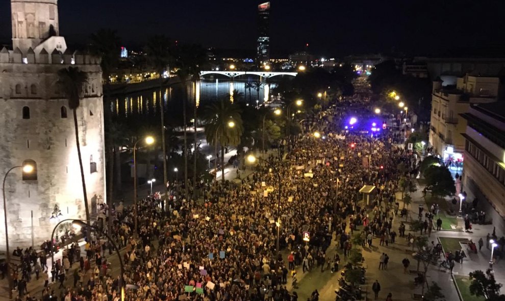 La manifestación de Sevilla transcurre junto a la Torre del Oro./ Raúl Bocanegra