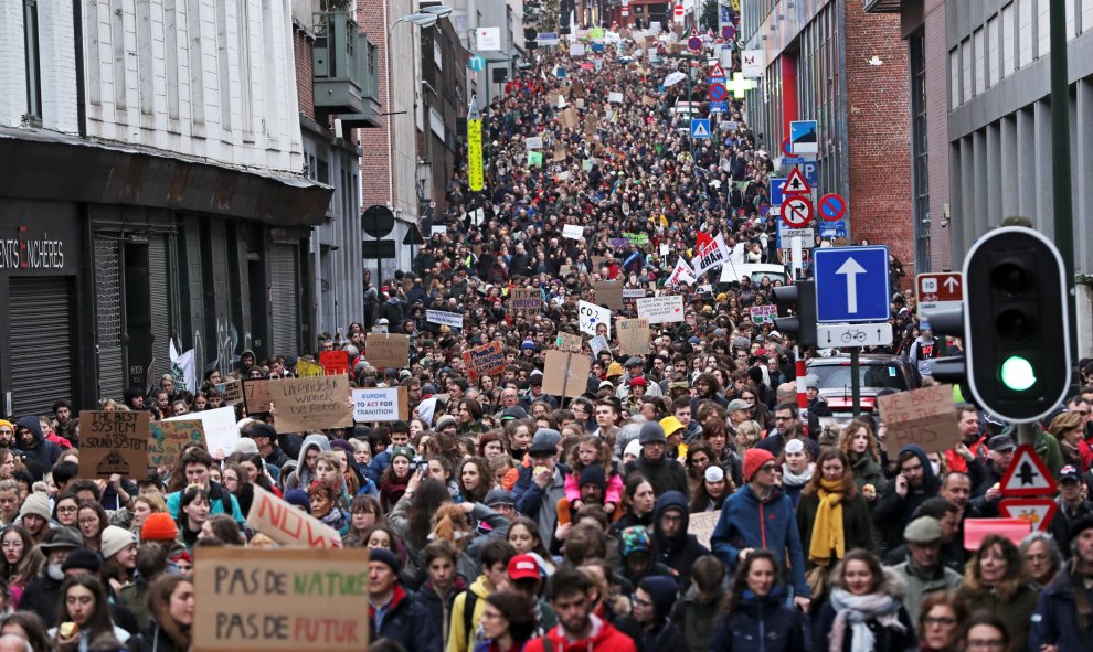 Los manifestantes toman las calles de Bruselas en protesta contra el cambio climático. / Reuters