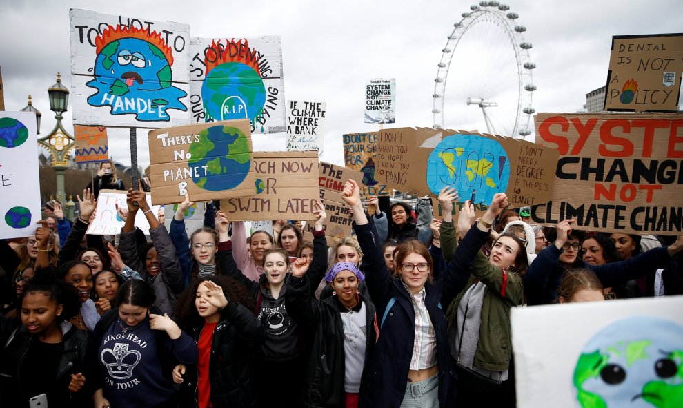 En Londres, los manifestantes participan en la protesta contra el cambio climático, organizada por el movimiento 'YouthStrike4Climate'. / Reuters