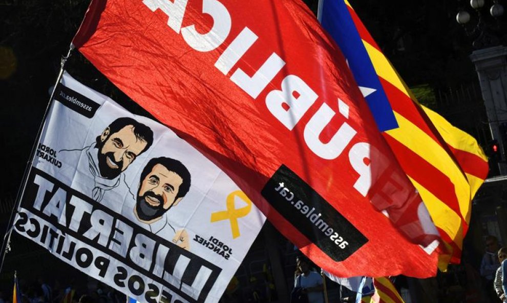 Manifestación que bajo los lemas "Autodeterminación no es delito" y "Democracia es decidir" ha sido convocada por más de sesenta colectivos sociales, organizaciones del 15M, entidades republicanas y antifascistas, además de ANC y Òmniun Cultural, este sáb