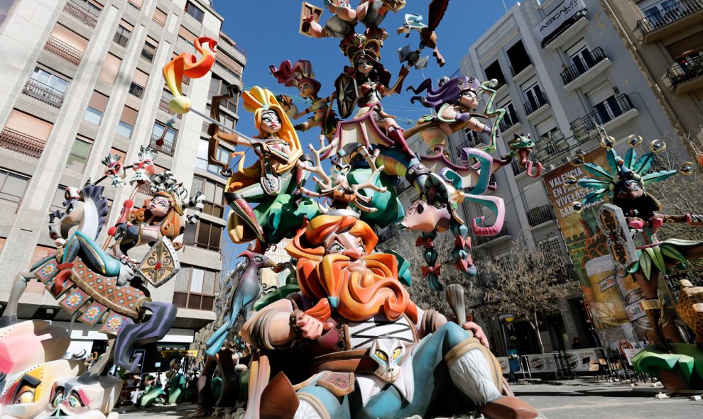 Todos los monumentos que inundan las plazas valencianas serán quemados en la madrugada del 19 al 20 de marzo. /EFE