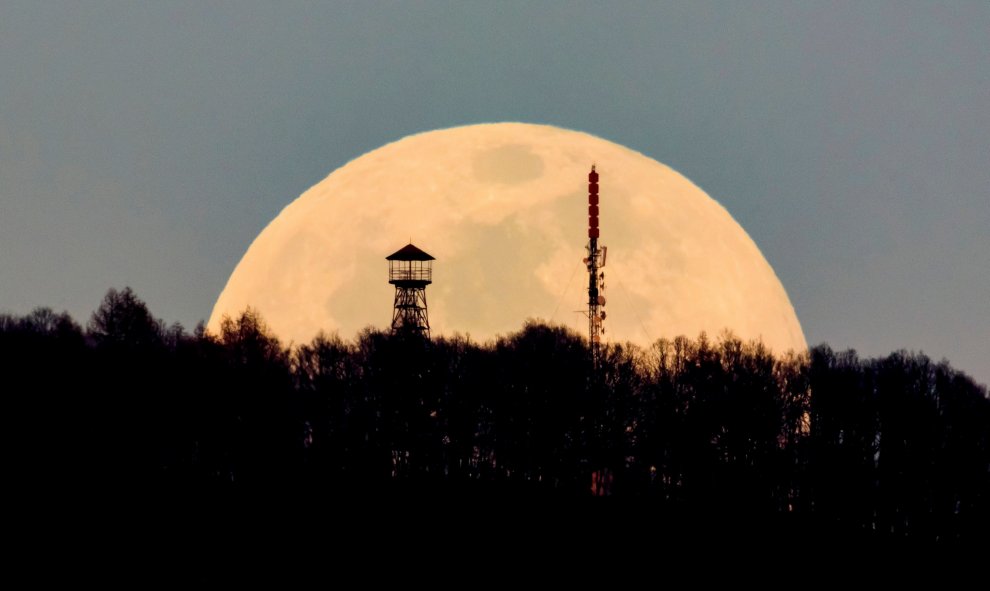 La superluna ilumina el cielo en Karancskeszi (Hungría). - EFE/ Peter Komka