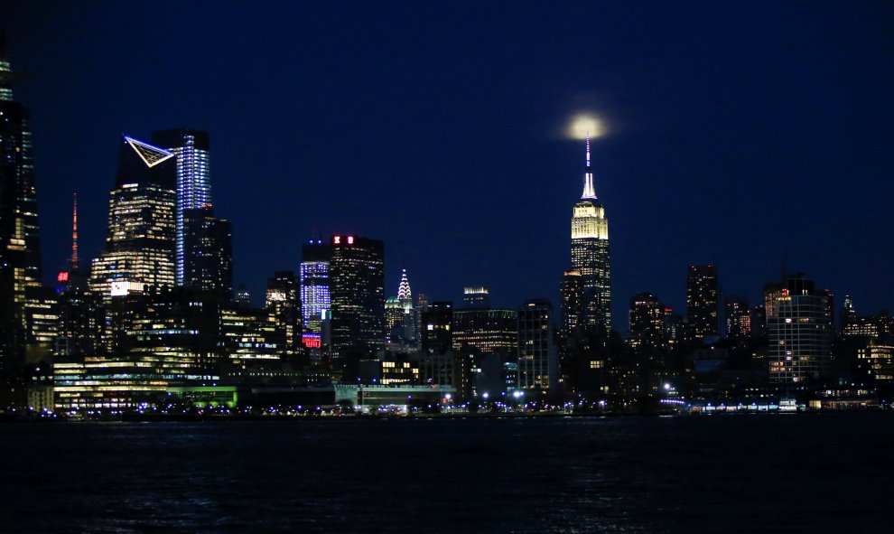 Skyline de Nueva York con la superluna brillando en lo alto del Empire State. - REUTERS/Eduardo Munoz