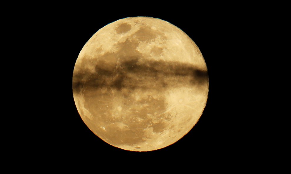 Vista de la luna en Encinitas, California. - REUTERS/Mike Blake