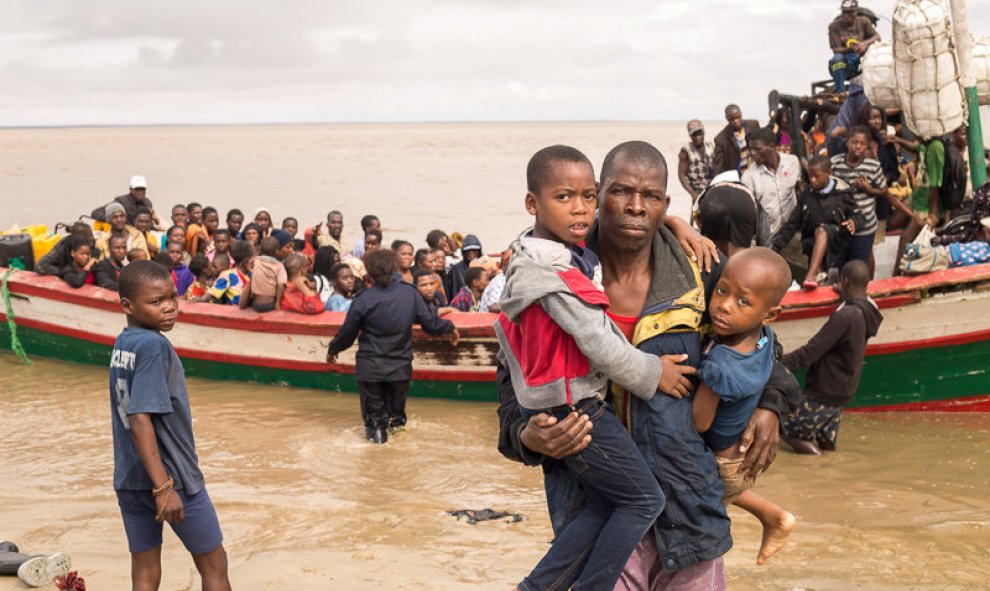 Supervivientes llegando al centro de evacuación de Beira, Mozambique. Reuters