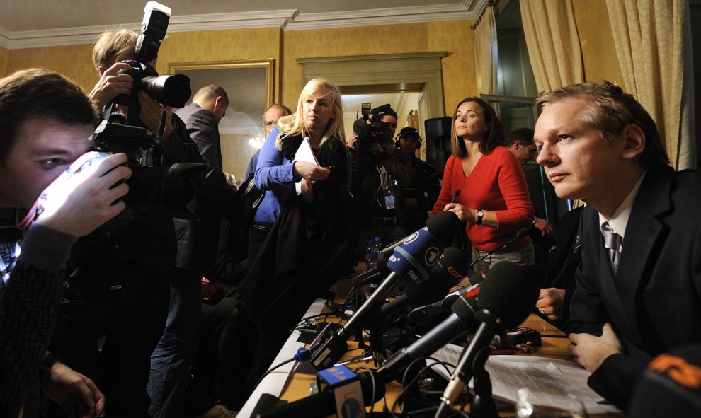 Assange, durante una conferencia de prensa en Génova en noviembre de 2010. - FABRICE COFFRINI / AFP