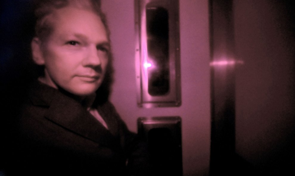 El fundador de Wikileaks, en el interior de un coche de la Policía de Londres a su llegada a la Corte de Magistrados de Westminster, en diciembre de 2010. - AFP