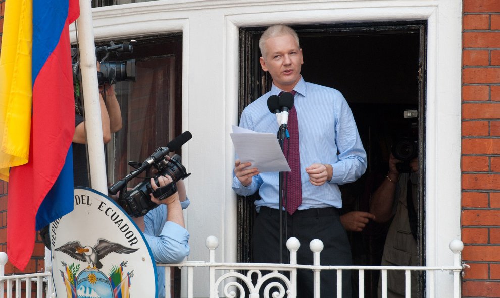 Assange, en una de sus primera apariciones desde el balcón de la embajada ecuatoriana en Londres. Agosto de 2012. - WILL OLIVER / AFP