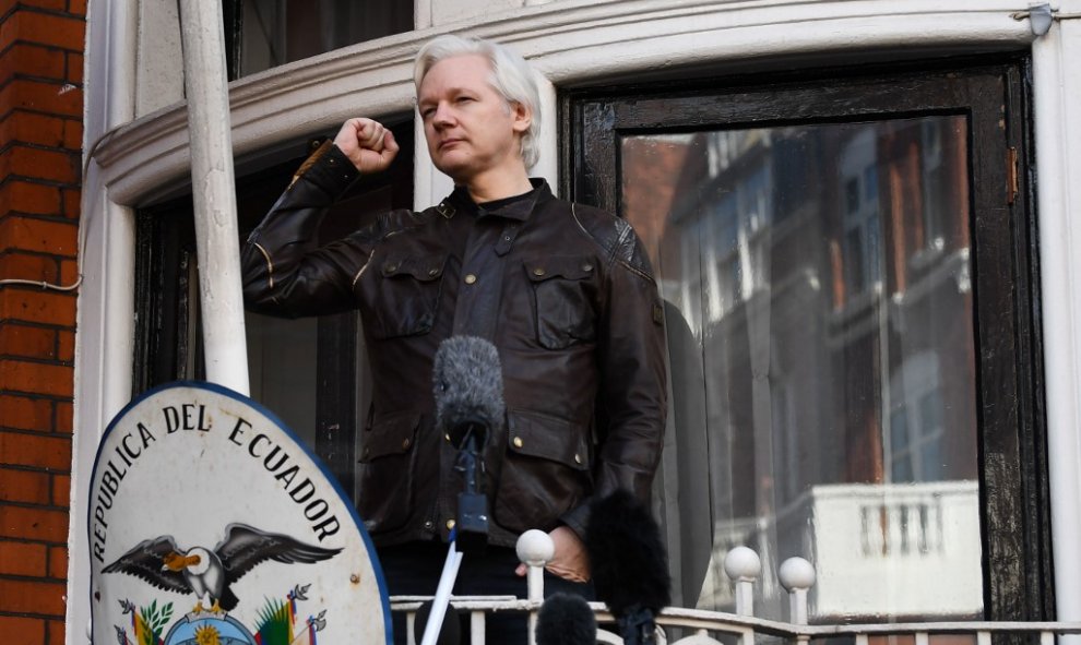 El fundador de Wikileaks, en una de sus últimas apariciones en el ya famoso balcón de la embajada de Ecuador en Londres. - JUSTIN TALLIS / AFP