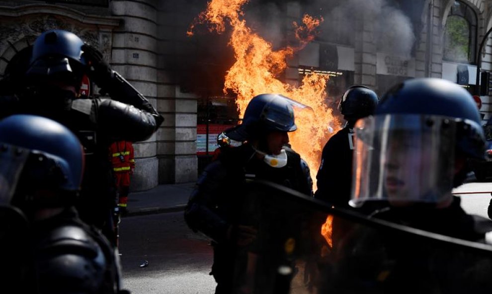 Fuego en los disturbios durante la concentración de los chalecos amarillos de este sábado en París. / EFE