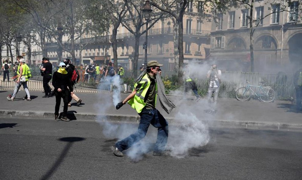 El humo también fue uno de los protagonistas de la concentración. / EFE