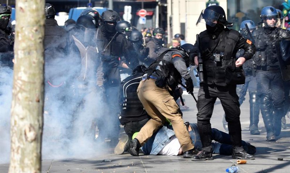 Unos 200 efectivos policiales estuvieron presentes. EFE