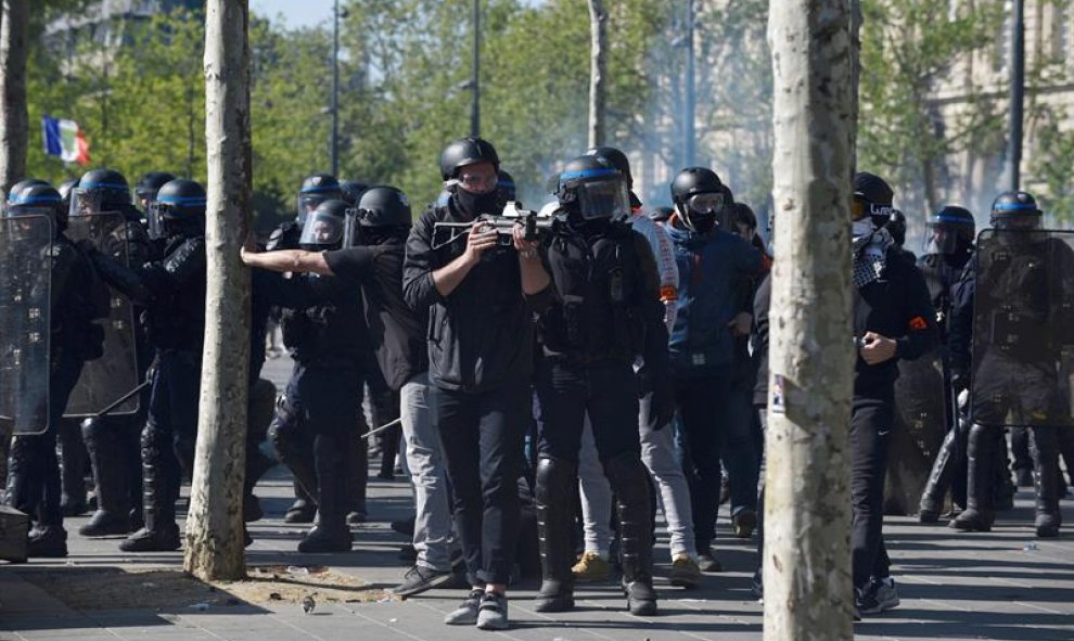 Efectivos policiales ante los manifestantes. EFE