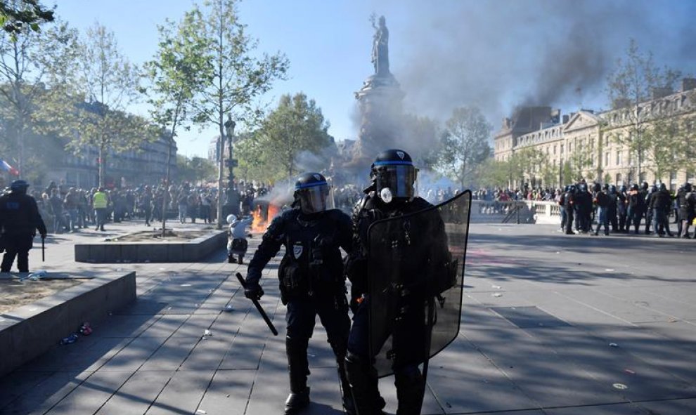 Un par de policías durante la protesta. EFE