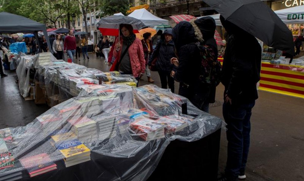 Justo el día después de acabar la Semana Santa en Catalunya, llega este año Sant Jordi, en una jornada, en plena campaña electoral. EFE/Quique García