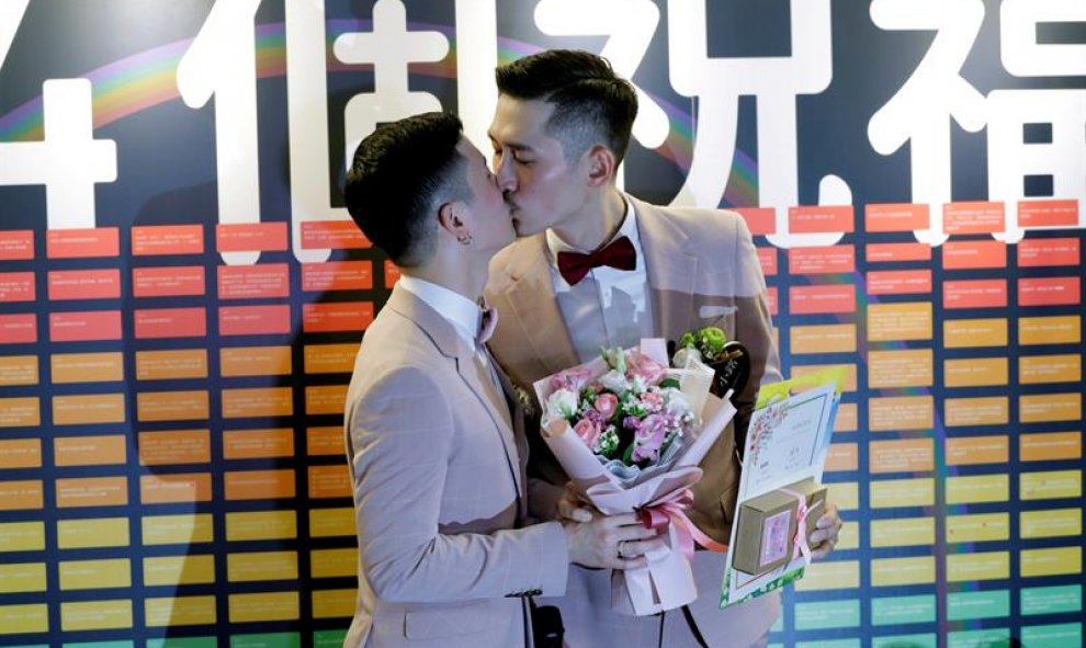 Varios años, incluso décadas, es lo que han esperado muchas parejas en Taiwán para poder casarse, un tiempo que este viernes terminó para una veintena de ellas, las primeras en beneficiarse de la legalización de uniones entre personas del mismo sexo. EFE/
