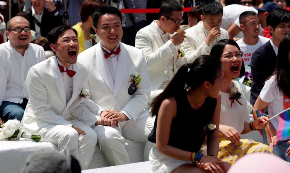 23/05/2019.- Varias parejas celebran sus bodas durante el primer día del registro civil para matrimonios del mismo sexo este jueves, en Taipei (Taiwán). Taiwán se convirtió en el primer país asiático en legalizar el matrimonio entre personas del mismo sex