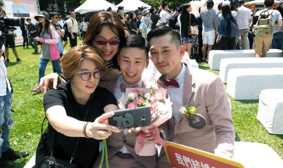 23/05/2019.- Dos mujeres se toman una foto con una pareja de hombres recién casados durante el primer día del registro civil para matrimonios del mismo sexo este jueves, en Taipei (Taiwán). Taiwán se convirtió en el primer país asiático en legalizar el ma