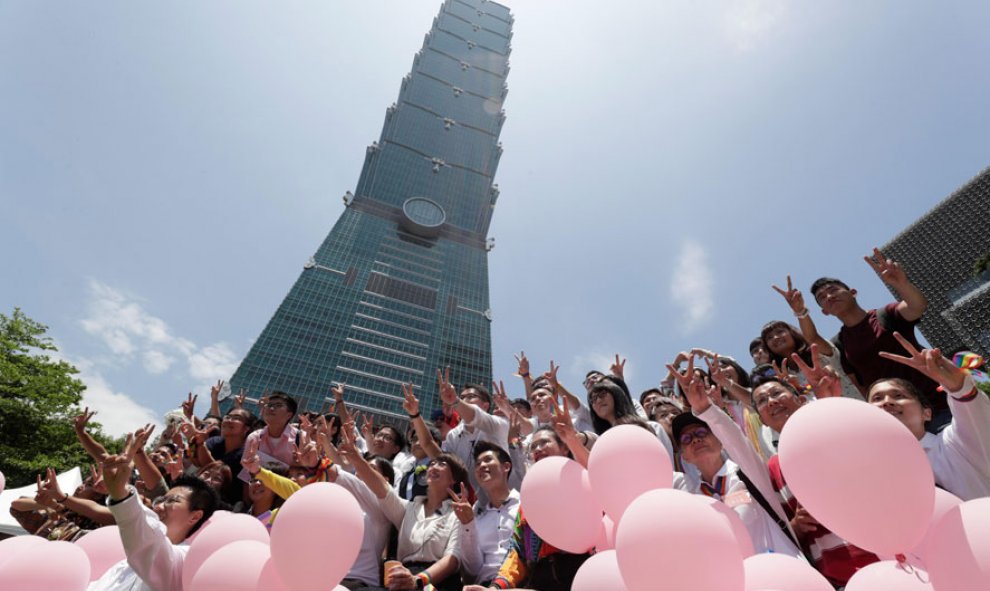 23/05/2019.- Varias parejas celebran sus bodas durante el primer día del registro civil para matrimonios del mismo sexo este jueves, en Taipei (Taiwán). Taiwán se convirtió en el primer país asiático en legalizar el matrimonio entre personas del mismo sex