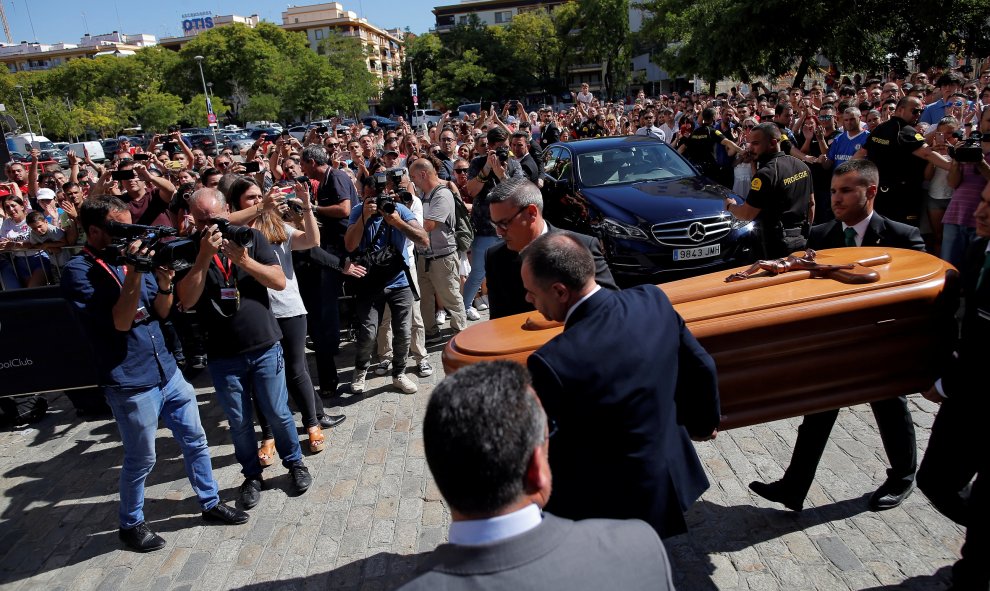 El féretro del futbolista José Antonio Reyes a su llegada este domingo al estadio Ramón Sánchez-Pizjuán. | EFE