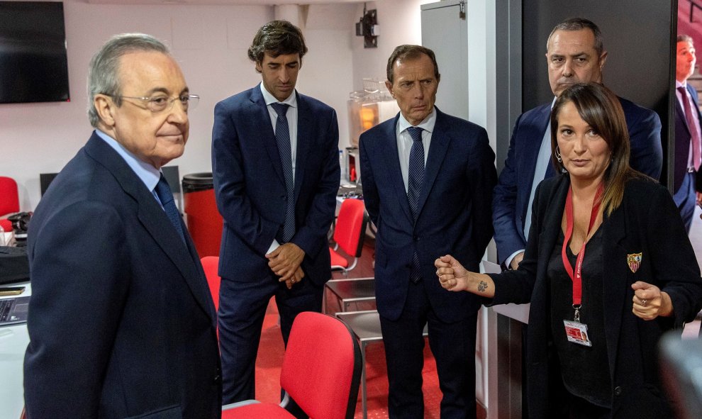 El presidente del Real Madrid, Florentino Pérez (i), junto a los exjugadores del Real Madrid Raúl González (2i) y Emilio Butragueño (c) acudieron a la capilla ardiente para despedir al futbolista. | EFE