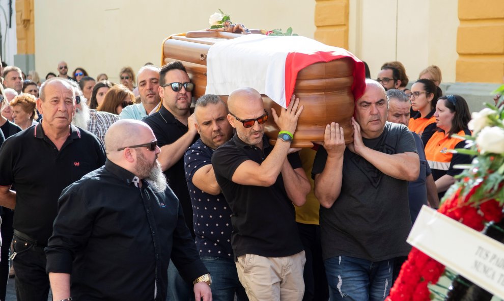 Los restos mortales de José Antonio Reyes a su llegada a la Iglesia de Santa María en Utrera, donde se ha celebrado este lunes la misa funeral. | EFE