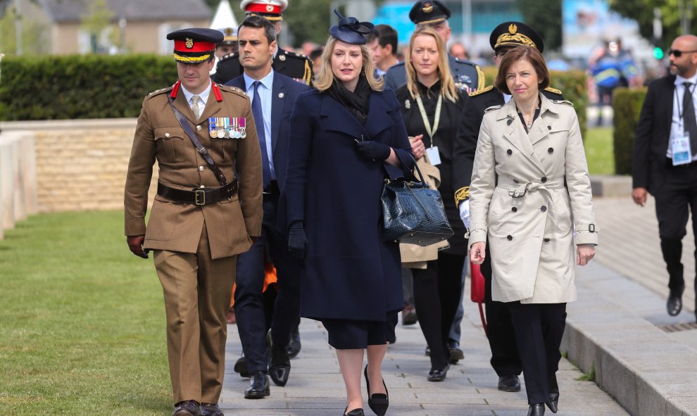 La ministra británica de Defensa, Penny Mourdaunt (c), y su homóloga gala, Florence Parly (d), a su llegada al Cementerio de Soldados de la Commonwealth, Francia | EFE