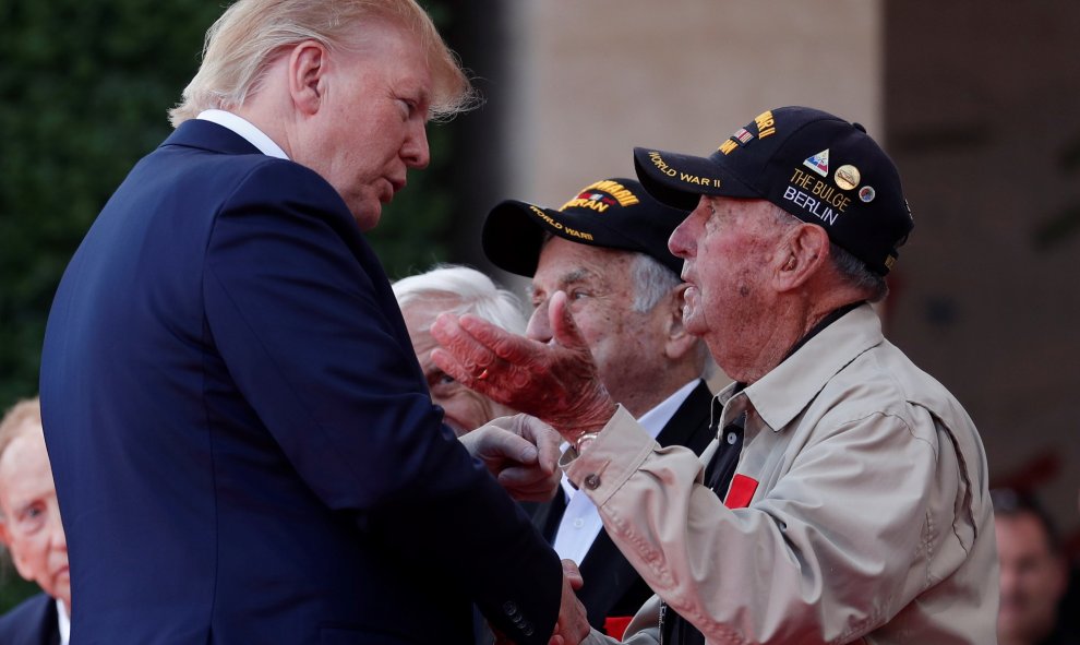 El presidente estadounidense, Donald Trump (i), saluda a un veterano estadounidense (d) durante la ceremonia de conmemoración del 75 aniversario del Día D en el cementerio estadounidense de Normandía, Francia | EFE