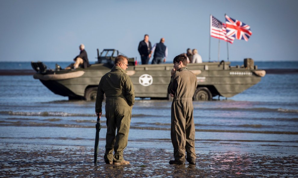 Imagen que muestra un vehículo anfibio con las banderas nacionales estadounidense y británica, este jueves en la playa de Arromanche, Normandía (Francia) | EFE