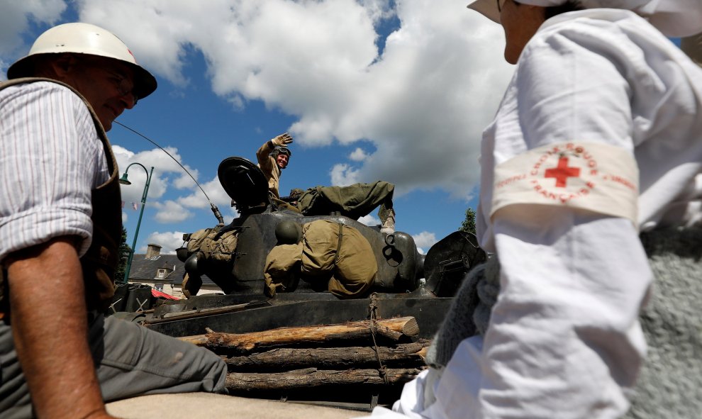 Entusiastas de la Segunda Guerra Mundial posan vestidos con uniformes durante el desfile celebrado con motivo del 75º aniversario del desembarco de Normandía | EFE