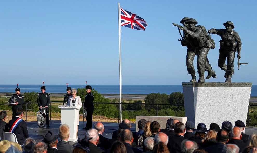 La primera ministra británica, Theresa May, ofrece un discurso durante una ceremonia celebrada en Ver-Sur-Mer con motivo del 75ª aniversario del desembarco de Normandía | EFE