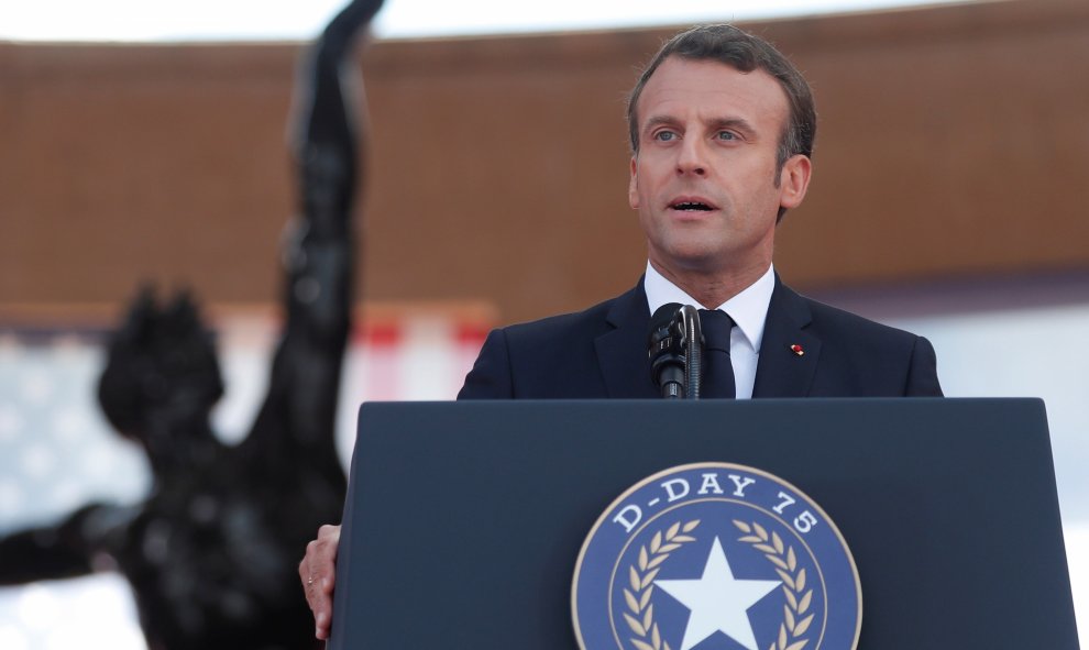 El presidente galo, Emmanuel Macron, ofrece un discurso durante la ceremonia de conmemoración del 75 aniversario del Día D en el cementerio estadounidense de Normandía | EFE