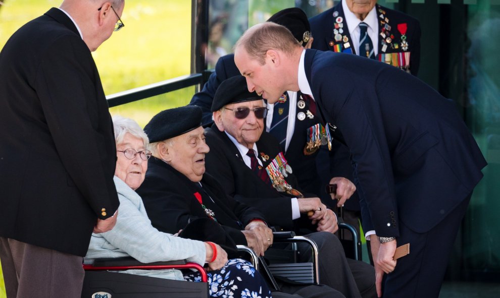 El príncipe Guillermo de Inglaterra (d) saluda a un grupo de veteranos de guerra durante la ceremonia | EFE