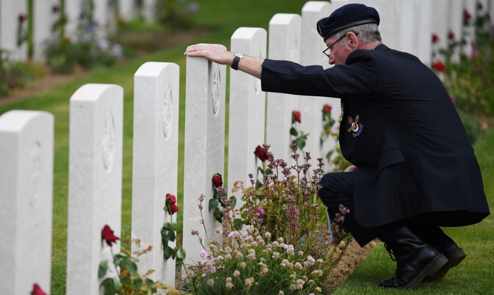 Un veterano realiza una visita al Cementerio de la Commonwealth con motivo de las celebraciones del 75º aniversario del desembarco de Normandía | EFE