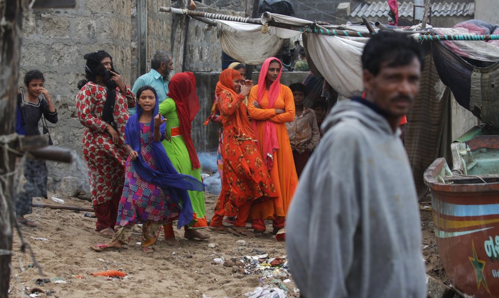 Varias personas observan las fuertes olas del mar arábigo ante la pronta llegada del ciclón Vayu este jueves a Veraval (India) | EFE