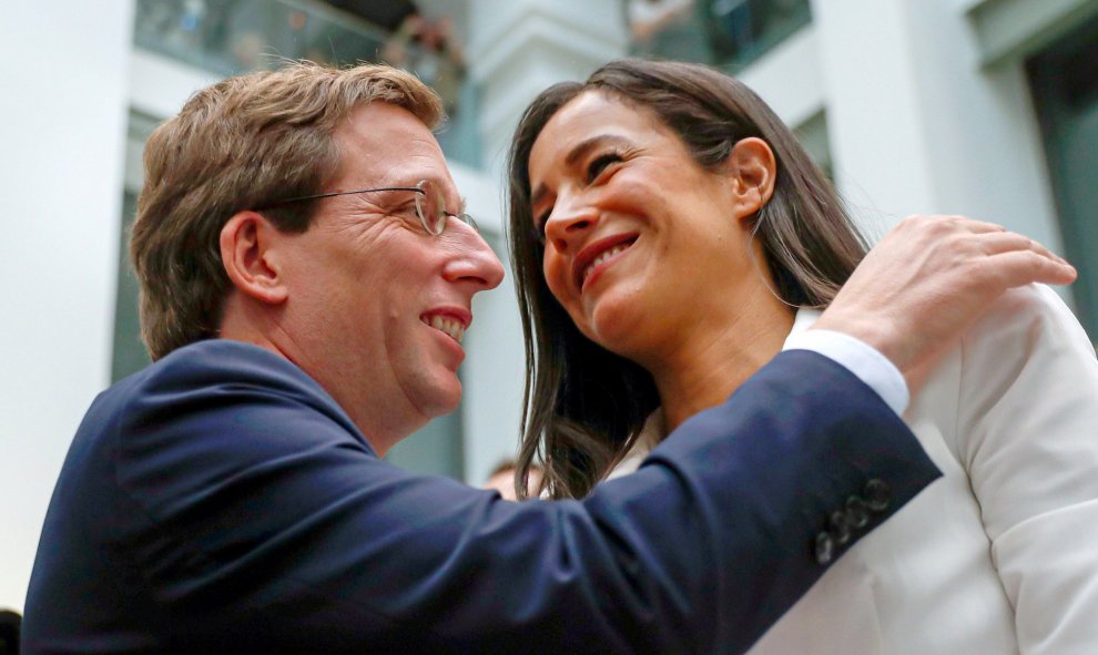 El candidato popular a la Alcaldia de Madrid, José Luis Martinez Almeida,iz, y la de Ciudadanos, Begoña Villacís, poco antes del inicio de la constitución del Ayuntamiento de Madrid, hoy en el Palacio de Cibeles. El PP y Vox han pactado la pasada madrugad