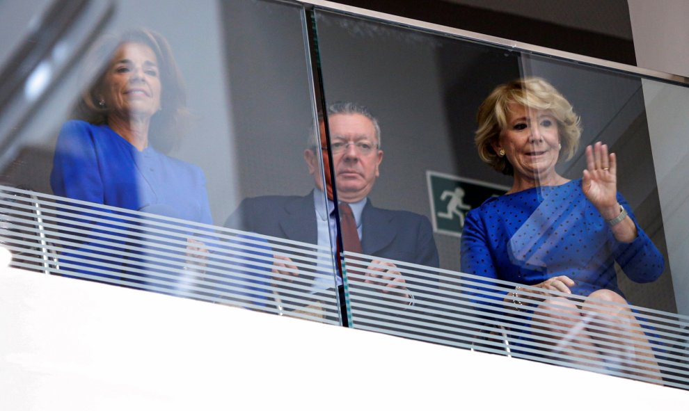 La expresidenta de la Comunidad de Madrid, Esperanza Aguirre (d) y los exalcaldes de la capital, Ana Botella y Alberto Ruiz-Gallardón, entre los asistentes, este sábado, en el Palacio de Cibeles al Pleno del Ayuntamiento de Madrid que constituirá el manda