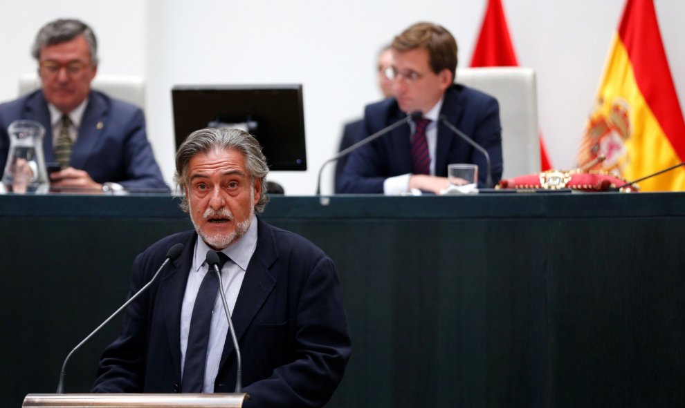 El candidato socislista a la alcaldía de Madrid, Pepu Hernandez, durante su intervención en la sesión constitutiva del ayuntamiento de Madrid hoy en el Palacio de Cibeles. El cabeza de lista del PP al Ayuntamiento de la capital de España, José Luis Martín