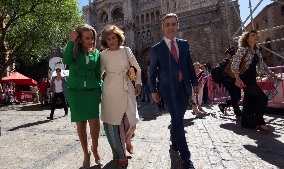 La vicepresidenta del Gobierno, Carmen Calvo, ha arropado a la socialista Milagros Tolón (i), que ha tomado posesión como alcaldesa de Toledo, este sábado en el pleno de constitución de la nueva corporación municipal | EFE