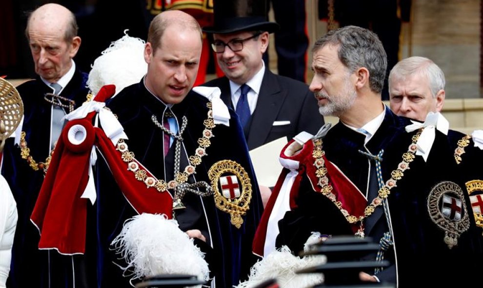 El rey Felipe VI, que ha sido investido este lunes nuevo caballero de la Orden de la Jarretera, junto al príncipe Guillermo, duque de Cambridge. EFE