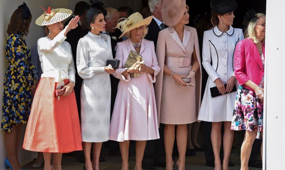 La reina Letizia (2ºi) junto a Sofía de Wessex (i), esposa del príncipe Eduardo, Camilla (c), duquesa de Cornualles, la reina Máxima de Holanda (2d) y Kate Middleton (d), duquesa de Cambridge. EFE