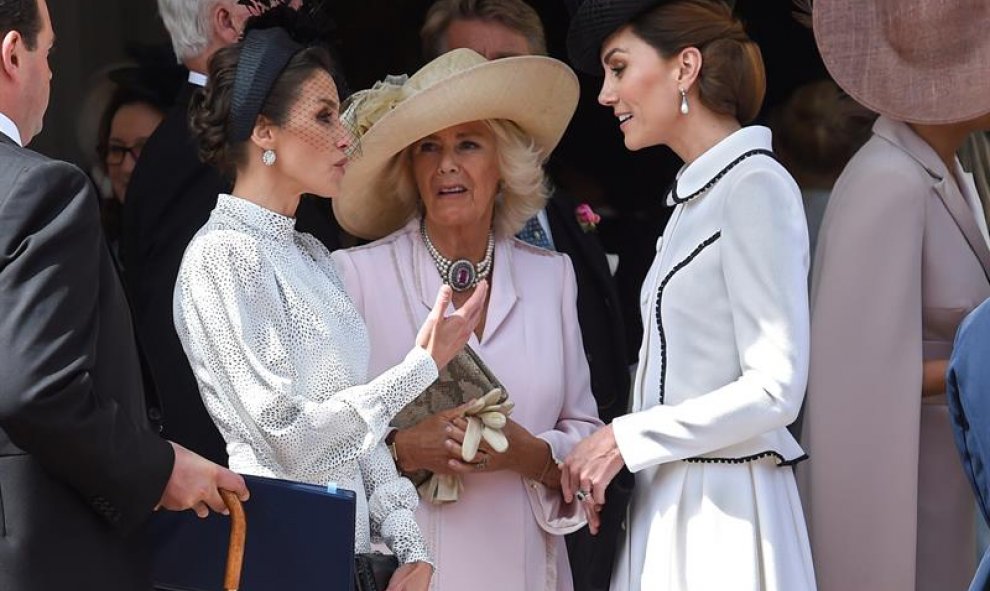 La reina Letizia, junto a Camilla (c), duquesa de Cornualles, conversa con Kate Middleton (d), duquesa de Cambridge. EFE